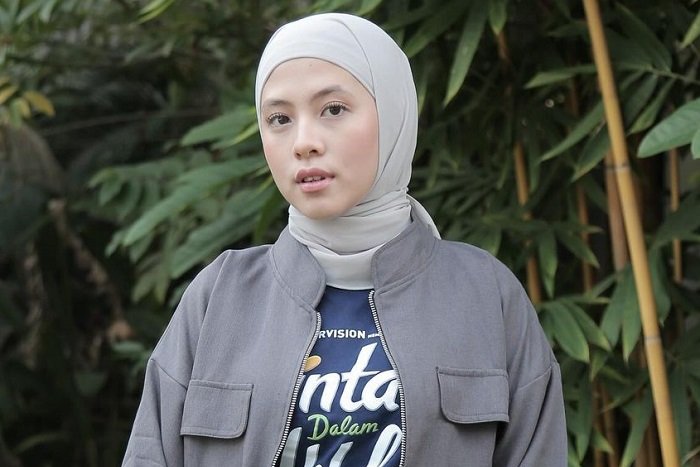 Artis Adhisty Zara berperan dengan mengenakan jilbab. (Instagram.com @zaraadhsty)