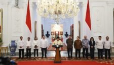 Presiden Prabowo Subianto menggelar rapat terbatas sekaligus makan siang bersama sejumlah jajaran Menteri Kabinet Merah Putih. (Facebook.com @Prabowo Subianto )

