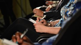 Jurnalis ekonomi menyiapkan liputan acara perusahaan dengan fokus pada data konkret. (Pixabay.com/sarahblocks)
