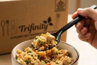 Satu alat, sejuta kemudahan! 🥄🍴 Buat kamu pengusaha Rice Bowl atau katering, saatnya beralih ke Spork Trifinity. Lebih hemat biaya karena nggak perlu beli sendok & garpu terpisah, bahannya tebal, kuat, dan sudah Halal MUI.